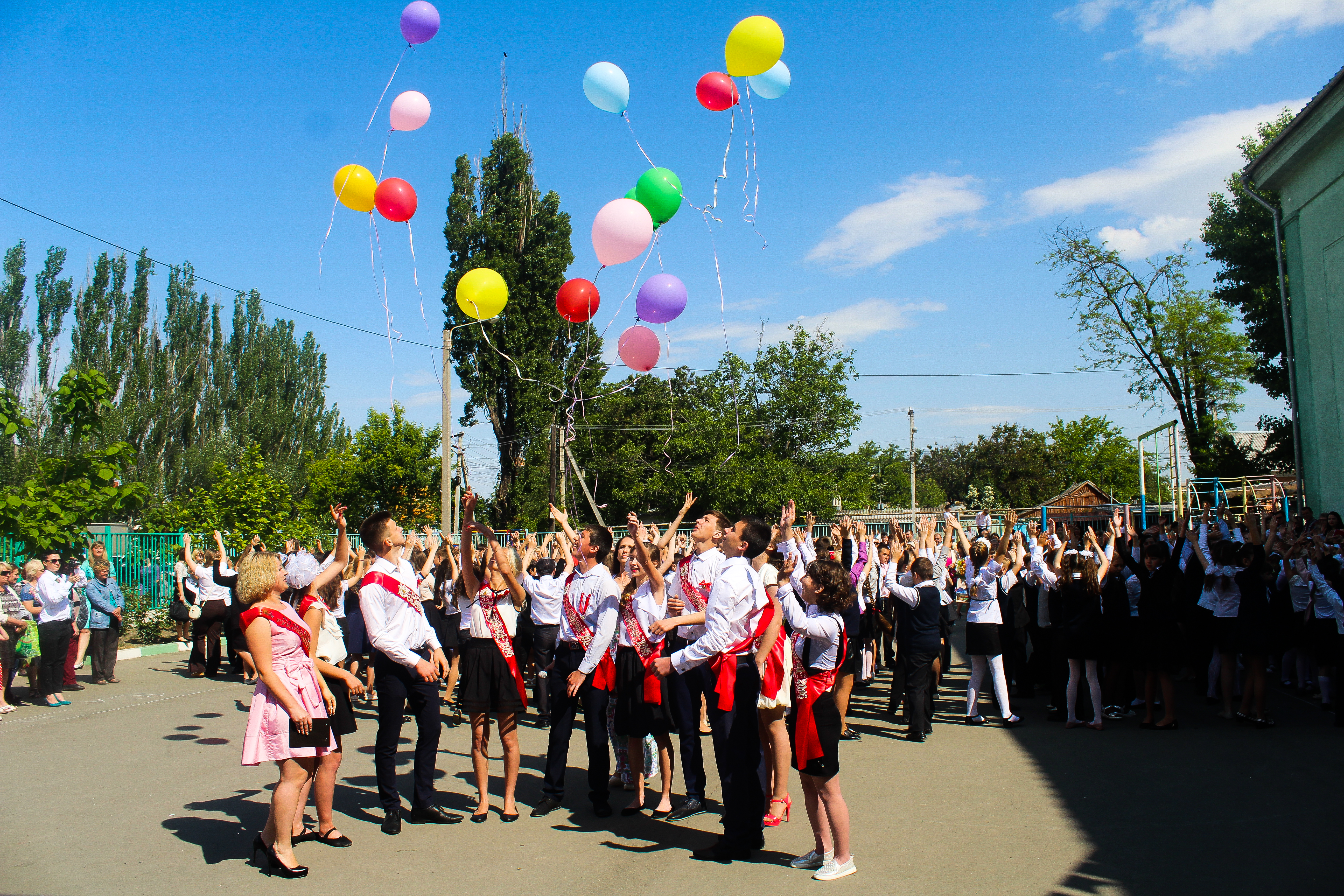 Школа 38 Симферополь. ЭЛЖУР 29 школа Симферополь. Выпускные Симферополь гимназия 1. Стадион школы 29 Симферополь
